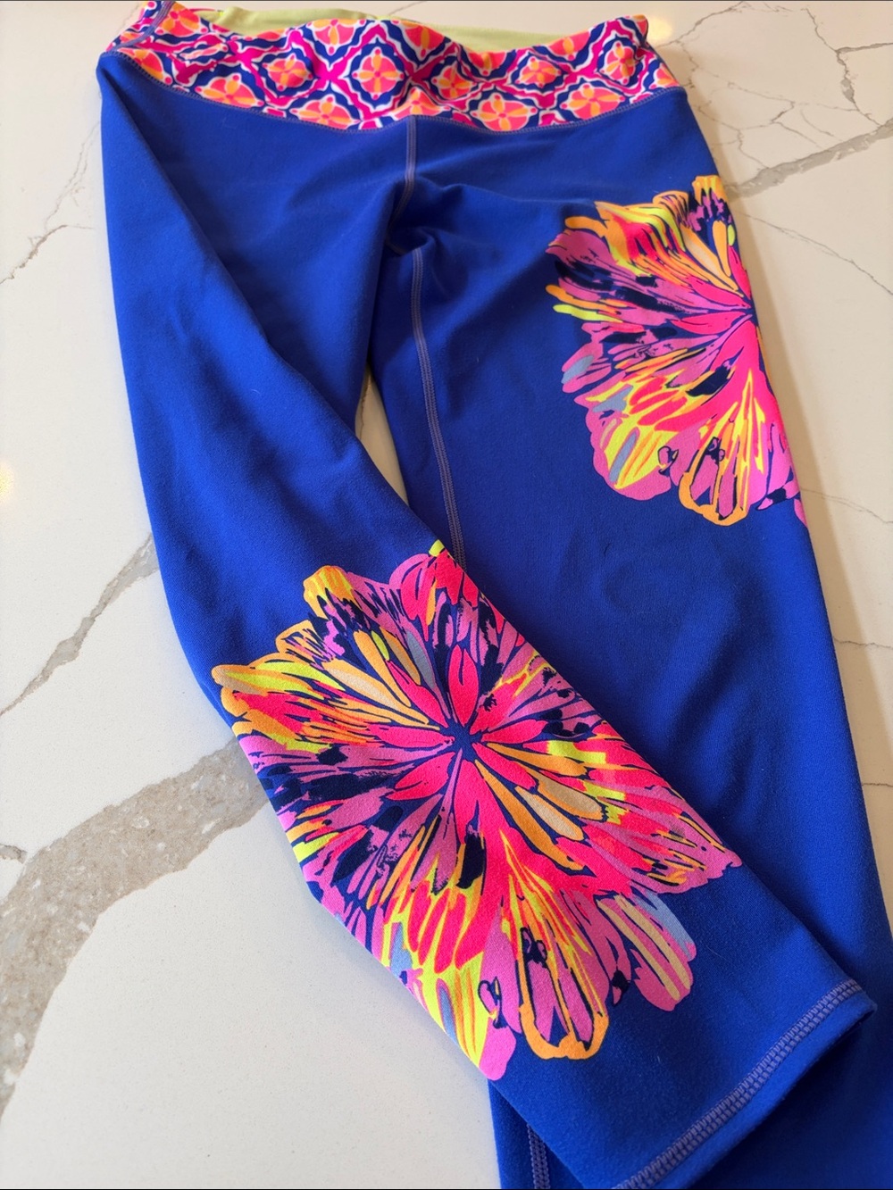 Lilly Pulitzer Luxletic leggings 3/4 length size medium - Picture 3 of 4